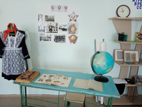 Представление экспозиции "Школьные атрибуты времен СССР".