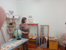 Показ экспозиции "Школьные атрибуты времен СССР".