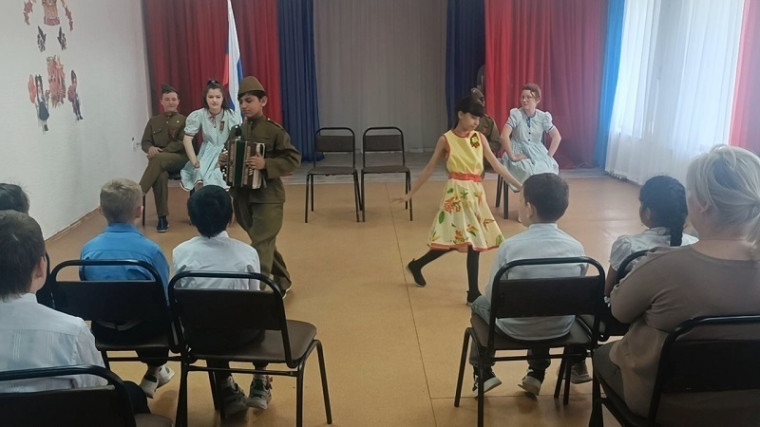 Торжественная линейка, посвящённая Дню Победы.