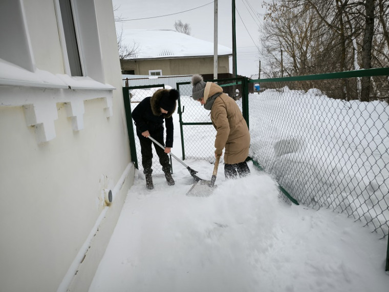 Волонтеры школы продолжают реализовывать акцию &quot;Снежный десант&quot;.