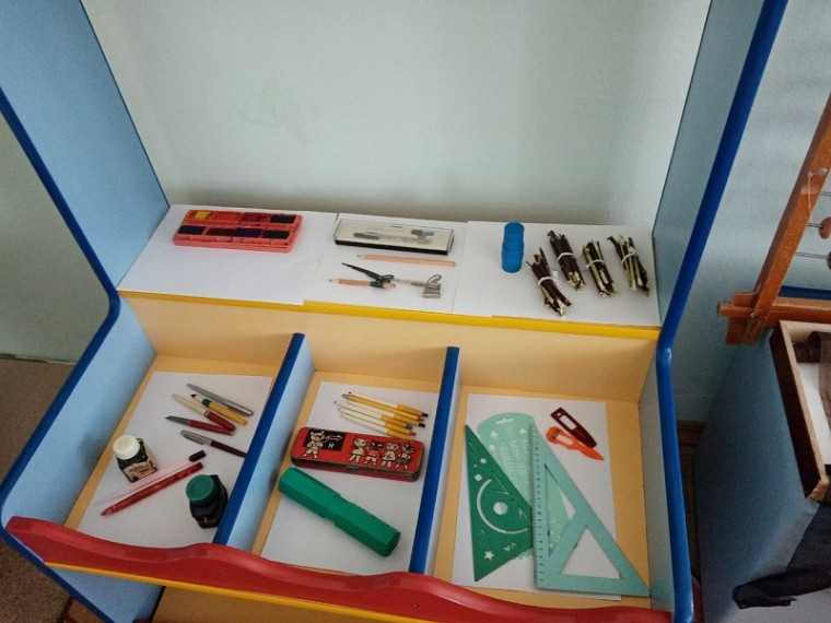 Представление экспозиции "Школьные атрибуты времен СССР".