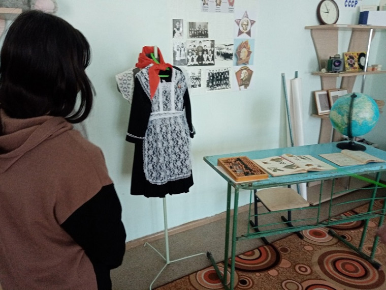 Представление экспозиции "Школьные атрибуты времен СССР".