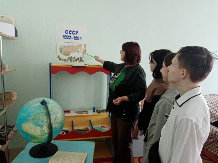 Представление экспозиции "Школьные атрибуты времен СССР".