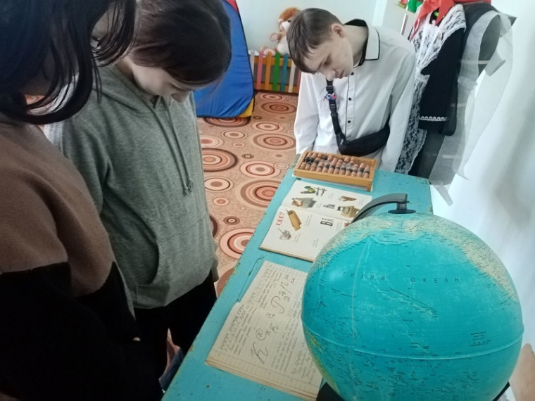 Представление экспозиции "Школьные атрибуты времен СССР".