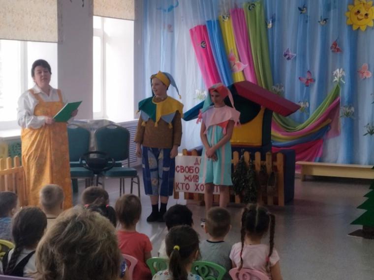 Гастроли школьного театра.