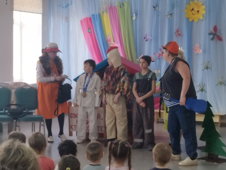 Гастроли школьного театра.